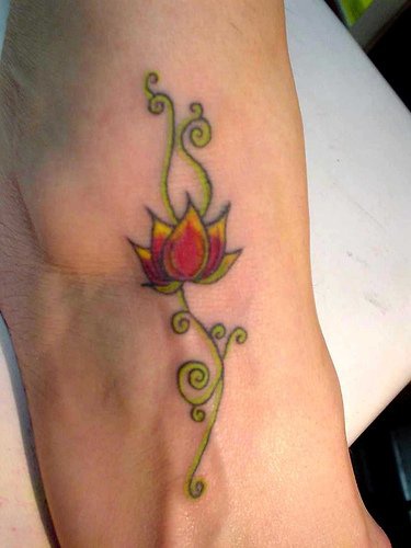 el tatuaje muy tierno de una flor de loto roja con una traceria verde