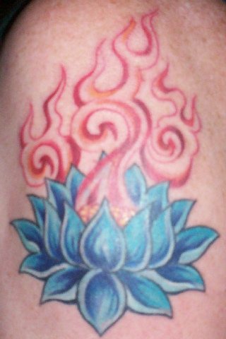 el tatuaje de una flor de loto azul con llamas de fuego
