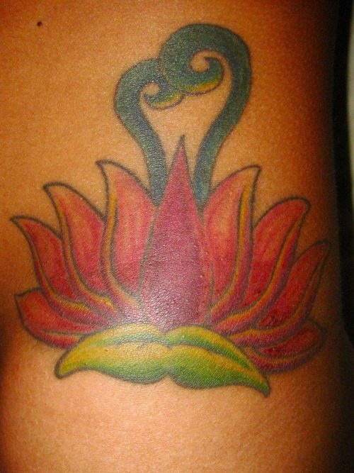 Sakraler Lotusblume auf  farbige Tätowierung