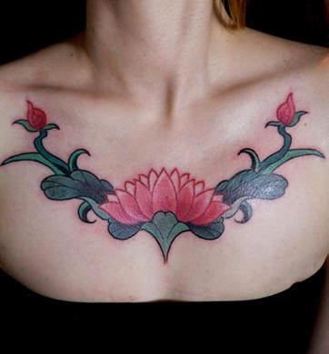 El tatuaje de una flor de loto entrelazado en color hecho en el pecho