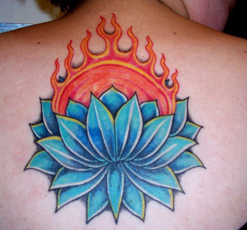 el tatuaje de una flor de loto azul y un sol con llamas de fuego hecho en la espalda