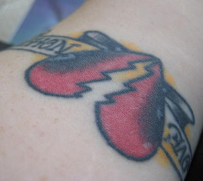 el tatuaje de un corazon rojo roto hecho en forma de brazalete