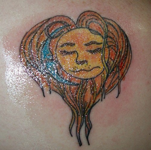 el tatuaje del sol y la luna en forma de corazon hecho en color
