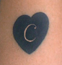 el tatuaje sencillo de un corazon negro con letra &quotc"