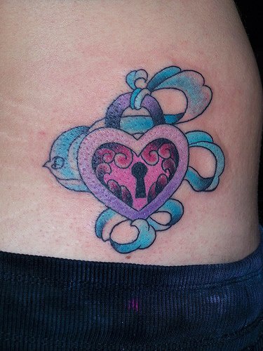 Verschlossenes Herz mit blauem Streifen Tattoo