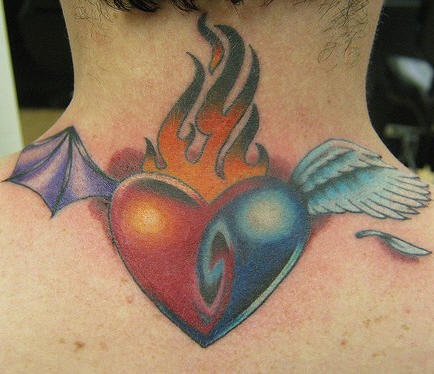 el tatuaje de un corazon rojo en el fuego con alas de un angel y un murcielago hecho en color