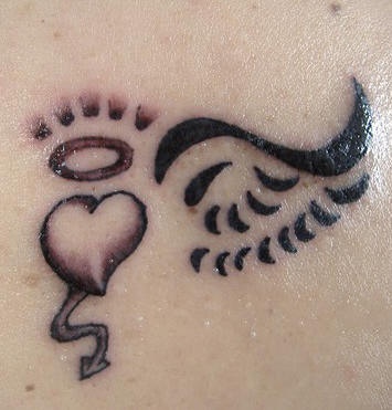 el tatuaje sencillo de un corazon diabolico con una traceria en forma de ala