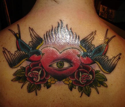 Herz mit Auge und Rosen mit Sperlinge Tattoo