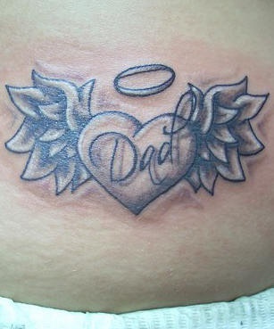 el tatuaje de la palabra &quotdad" &quotpapa" sobre un corazon con alas