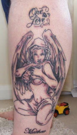 el tatuaje de un angel sexy y frase &quotun amor"