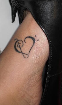 el tatuaje sencillo de la clave de sol  y  una nota musical en forma de corazon