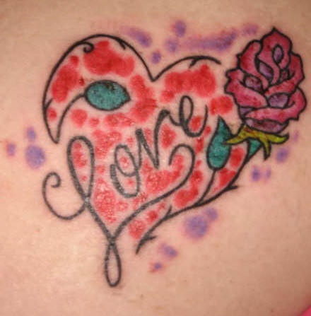 el tatuaje de un corazon rojo con una rosa y la palabra &quotamor"