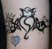 el tatuaje tribal simbolico de un entrelazado con corazon hecho en color negro
