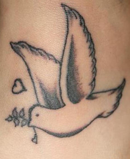 el tatuaje sencillo de una paloma de la paz en color negro