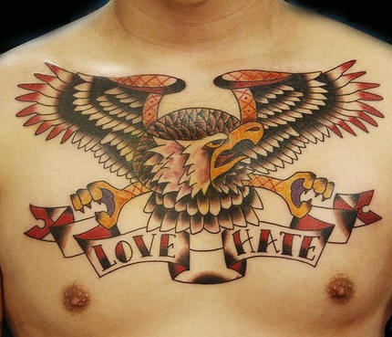 el tatuaje de una aguila detallada con palabras &quotlove hate" &quotamor odio" en el pecho hecho en color
