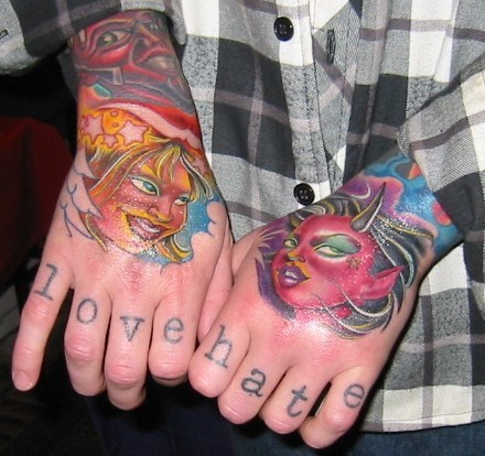 el tatuaje de dos mujeres  y las palabras &quotlove hate" &quotamor odio" hecho en las dos manos