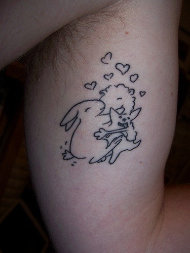 el tatuaje de amor entre los animalitos hecho en color negro