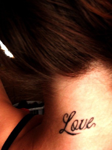 el tatuaje de la palabra &quotlove" &quotamor" en el cuello