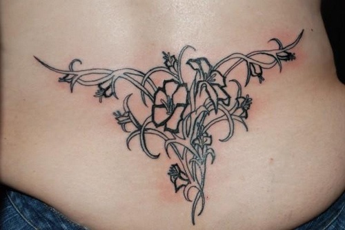 Tatuaggio non colorato sulla lombo il mazzo di fiori