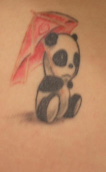 Pequeño tatuaje en bajo de la espalda con panda decepcionado bajo paraguas