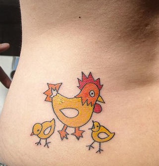 Le tatouage sur bas du dos avec un coq pittoresque avec des poulets