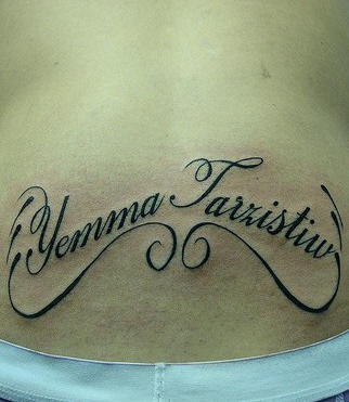 Tattoo am Becken mit schön gestaltetem Namen &quotYemma Taizistiw"