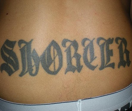 Tattoo mit groß geschriebenem stilisiertem Wort in Schwarz am Becken