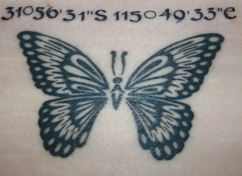 Tattoo am Becken mit schönem Schmetterling in Schwarz