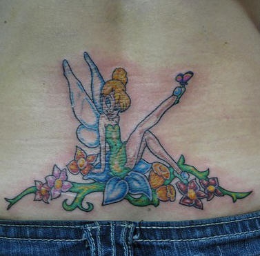 Bellissimo tatuaggio sulla lombo carina Campanellina seduta sui fiori