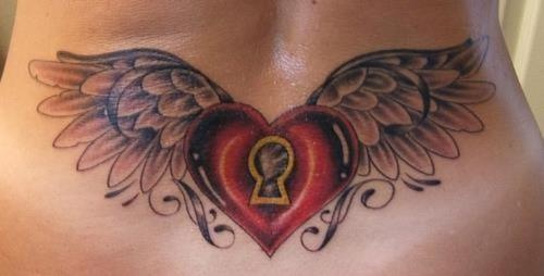 Tatuaje en el bajo de la espalda, corazón con alas y cerradura