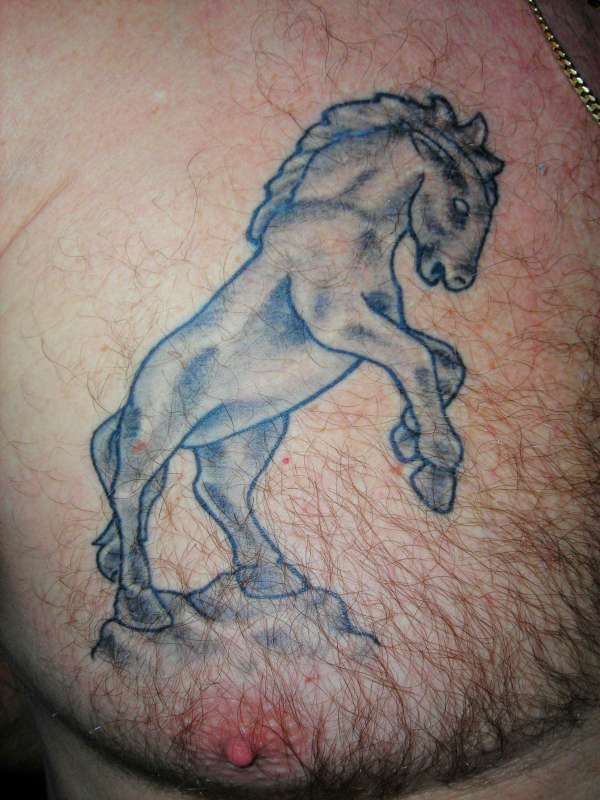 Steinernes Pferd Tattoo an der Brust