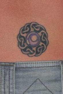 Tatuaje de un circulo de tracerias con una joya dentro