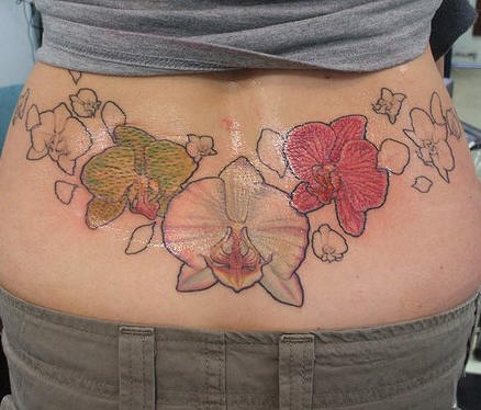 Tattoo mit mehrfarbigen Orchidee am Rücken