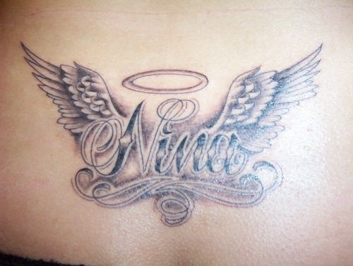 Tattoo mit stilisiertem als ein Engel Namen &quotNina" mit Flügeln  am Becken