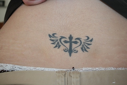 Tatuaggio sulla lombo la croce con le ali che formano il cuore