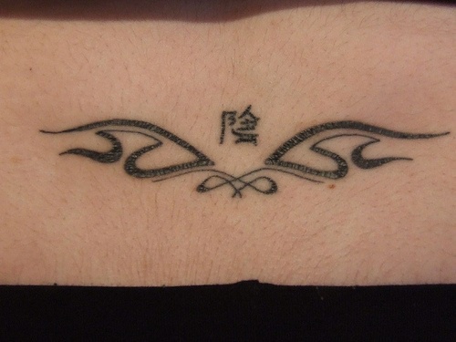 Tatuaje en bajo de la espalda, jeroglífico con tracería decorativa