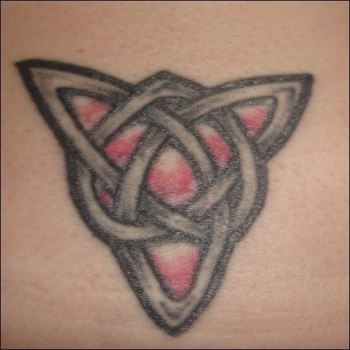 Tatuaggio sulla lombo il disegno in forma di triangolo