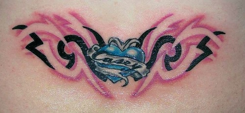 Tattoo &quotCasey" auf blauem Herzen mit Flammen am Becken