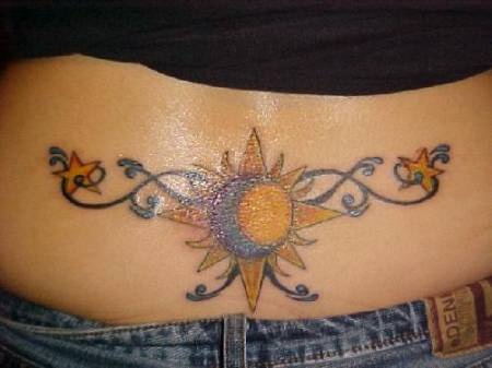 Interesante tatuaje en el bajo de la espalda, sol, luna, imagen amarillo y morado
