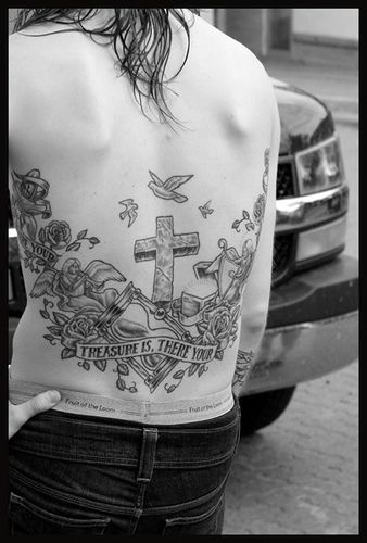 Stilisiertes Tattoo &quotTreasure is , there your" mit Engeln, Kreuz am Becken