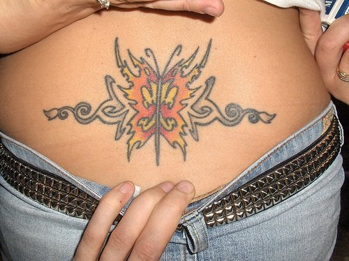 Precioso tatuaje en el bajo de la espalda, mariposa del fuego, naranja