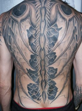 Le tatouage sur le dos avec un gros dragon rouge