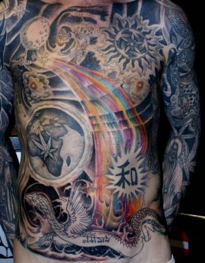 Le tatouage sur le dos avec la marijuana africain avec un arc-en-ciel