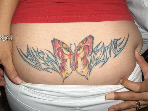 Tatuaje en bajo de la espalda mariposa con decoración