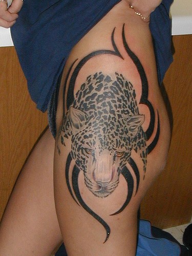 Tatuaje en la cadera, tigre enfocado, descolorido