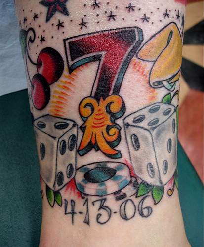 Numero fortunato sette colorato tatuaggio