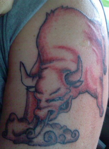 toro impazzito tatuaggio sulla spalla