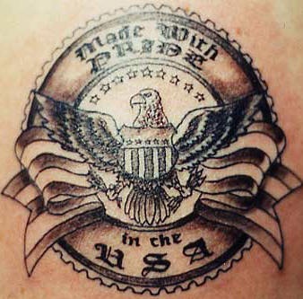 el tatuaje detallado &quothecho con el orgullo en EUA" con una aguila hecho en blanco y negro