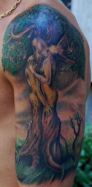 Tatuaje en color árbol con la imagen del hombre y la mujer