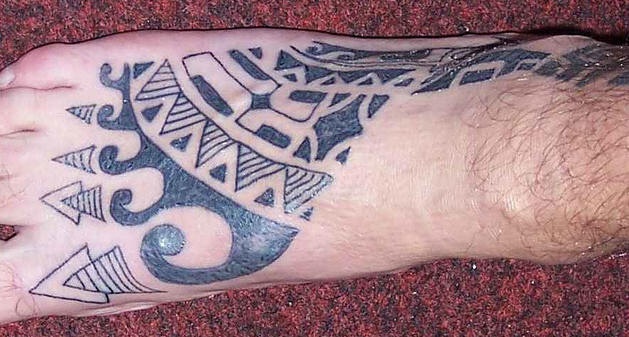 Maori Tattoo von Ornament mit Fifuren auf dem Fuß